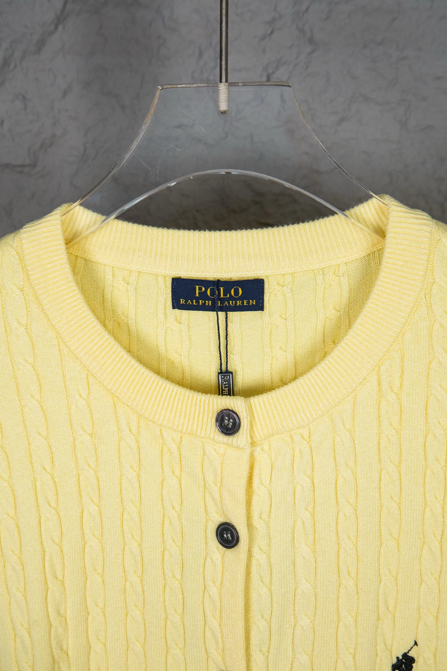 P190 Ralph Lauren Classic Round Neck Solid Color Pony Embroidered Logo Knitted Cardigan Long Sleeve Ralph Lauren Classic Basic Versatile Twist Knitted Cardigan Long Sleeve Main supply platform live broadcast Wholesale entity Replenish when out of stock Not removed from the shelves Quality 1:1 patterning Complete three standards Correct version of pony logo Imported quality cotton yarn Focus on high-end Cost-effective Good quality Needless to say Zhao Lusi's same style is really amazing, so sweet I'm so beautiful. This cardigan is really good-looking. It's simple and easy to wear. It's a must-have for goddess ootd. Good-looking clothes are never picky. A must-have in the wardrobe of goddesses. Size: S-XL. Color: black, apricot, gray, navy, red, white.
